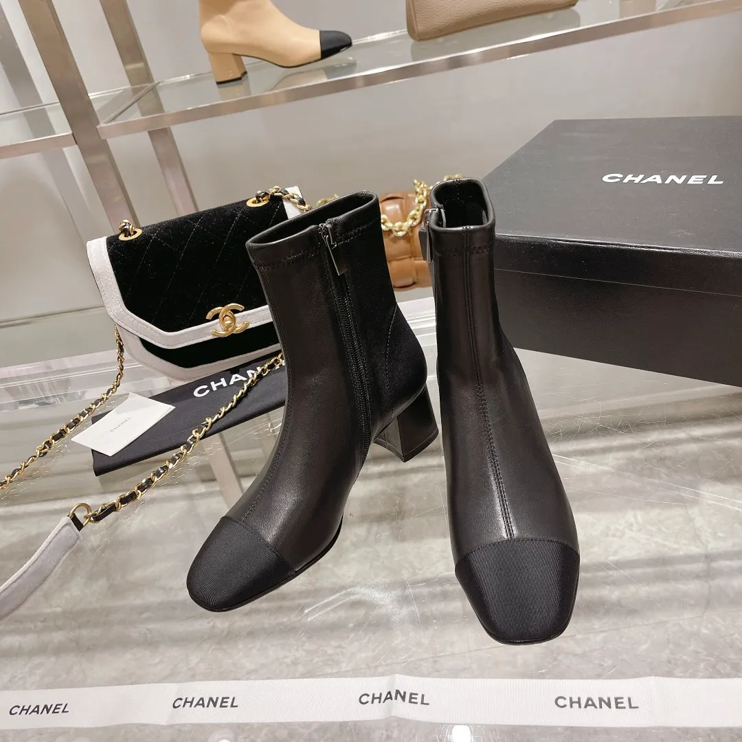 👟👟Ex-factory price 640👟👟 🍀Chanel Chanel Xiaoxiang Wannian classic stitching thick heel short boots. 🔻Interpretation of elegant little fragrance〰️Super textured style, low-key but not simple, elegant and noble, especially the small double CLOGO embellishment on the heel, and the simple splicing of different materials on the toe casually reveal elegance and sophistication. It feels like walking on the ground without tiring your feet at all👌🏻. 👟👟👟👟The upper is made of imported Italian lambskin🐑, the lining is lambskin, and the Italian cow leather outsole. Heel height: 5cm. size: 35-39 (34, 40 can be customized)